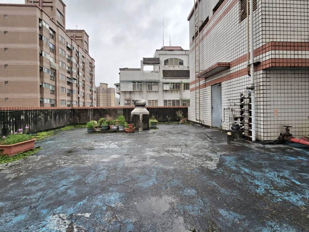 老屋頂樓防水層老化與積水問題，防水工程施作前現況