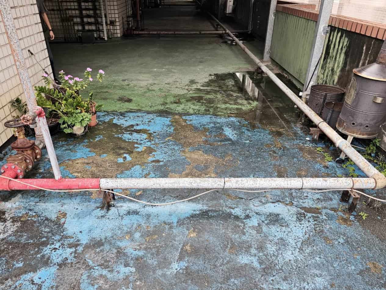 頂樓長期漏水與防水層老化現況，老屋頂樓防水工程施作前照片