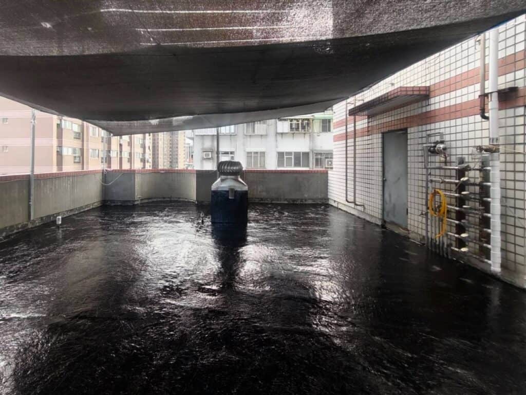 頂樓熱熔防水底層施工，建立防水結構基礎