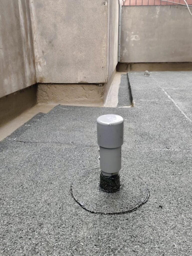 頂樓排水口與管線周邊防水補強施工細節