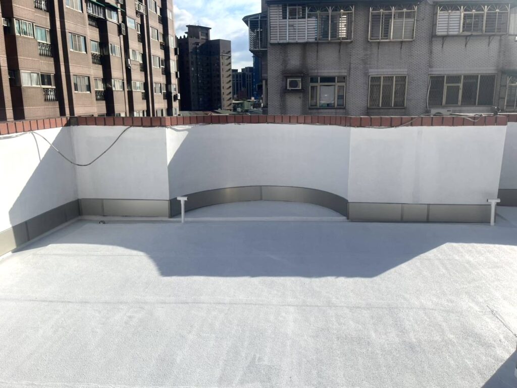 老屋頂樓防水重作完成，降低漏水與積水風險